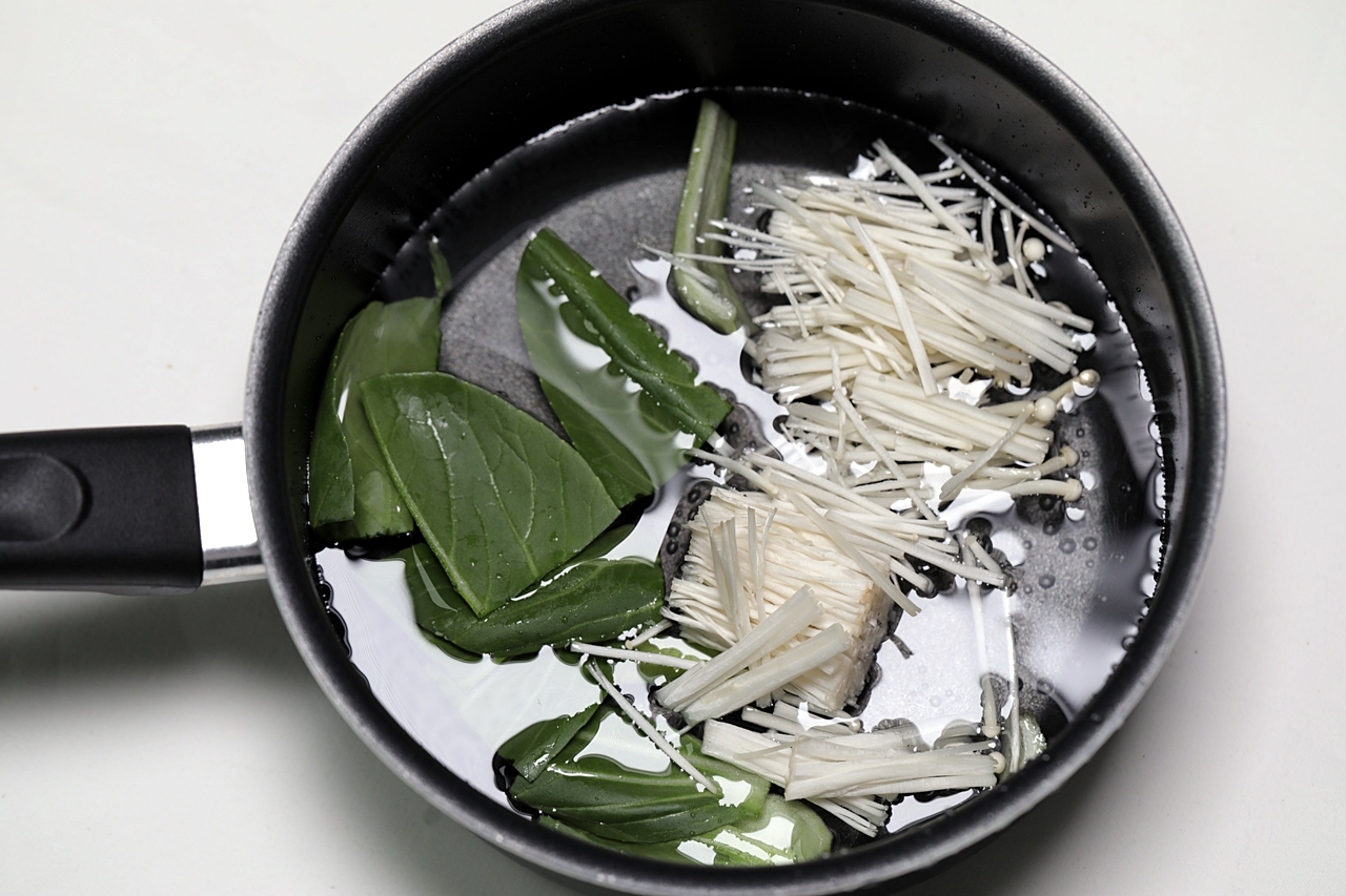 팽이버섯 야채볶음 2단계 조리 모습