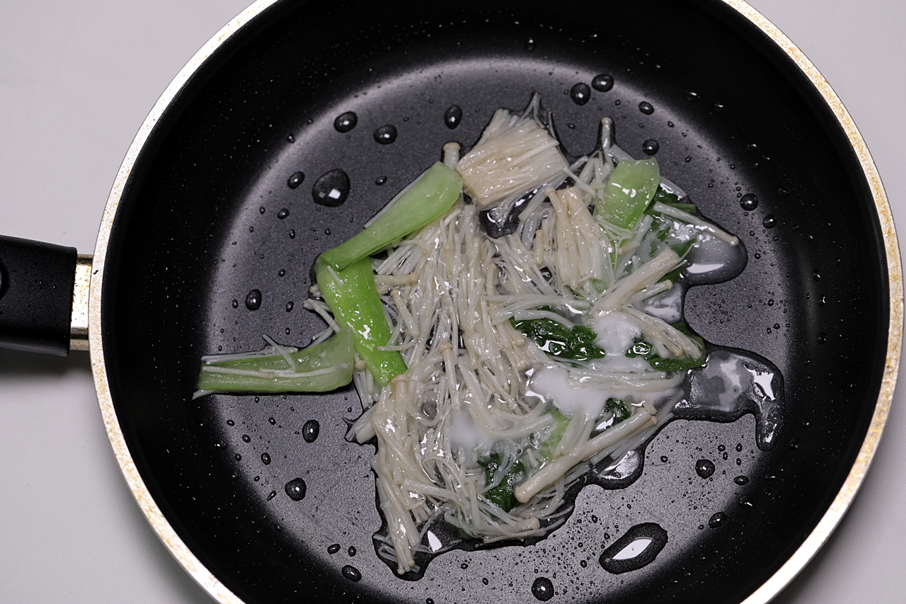 팽이버섯 야채볶음 4단계 조리 모습