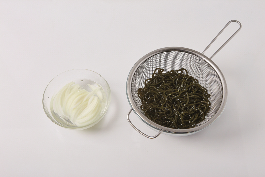 해조비빔국수 2단계 조리 모습