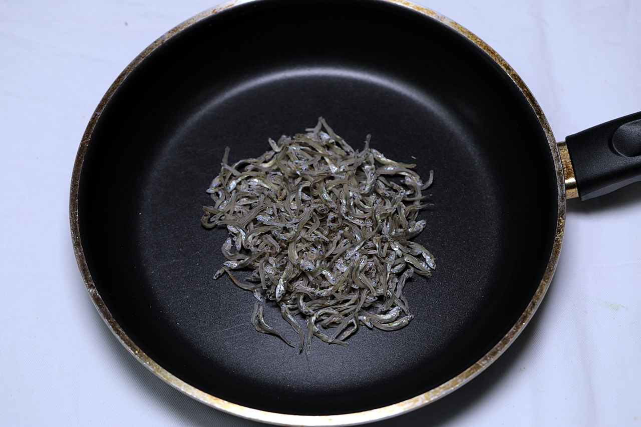 잔멸치땅콩볶음 1단계 조리 모습