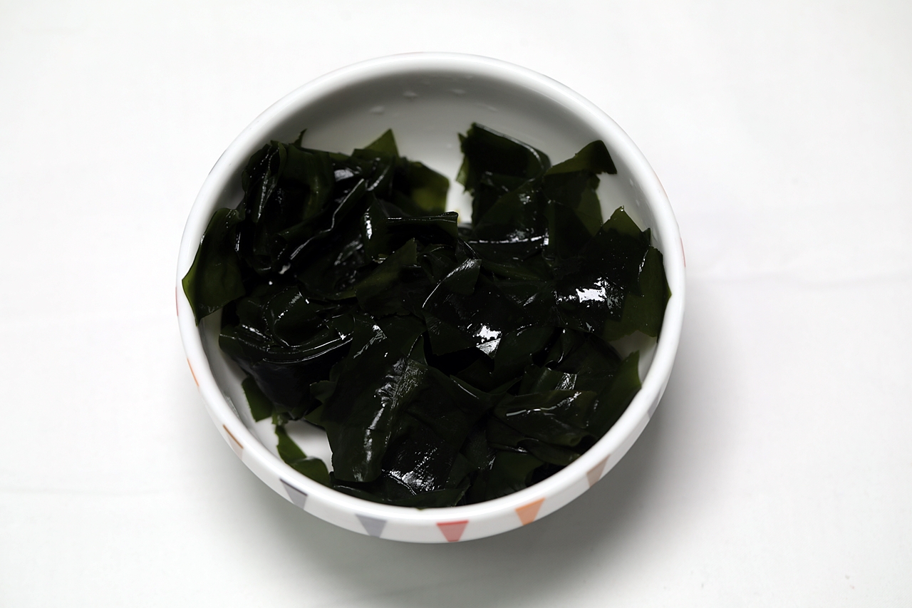 미역 조랭이 떡국 1단계 조리 모습